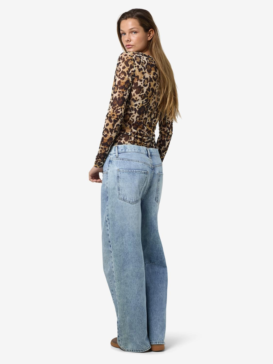 model_shot-front_full